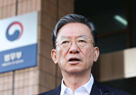 입장 밝히는 정성호 장관
