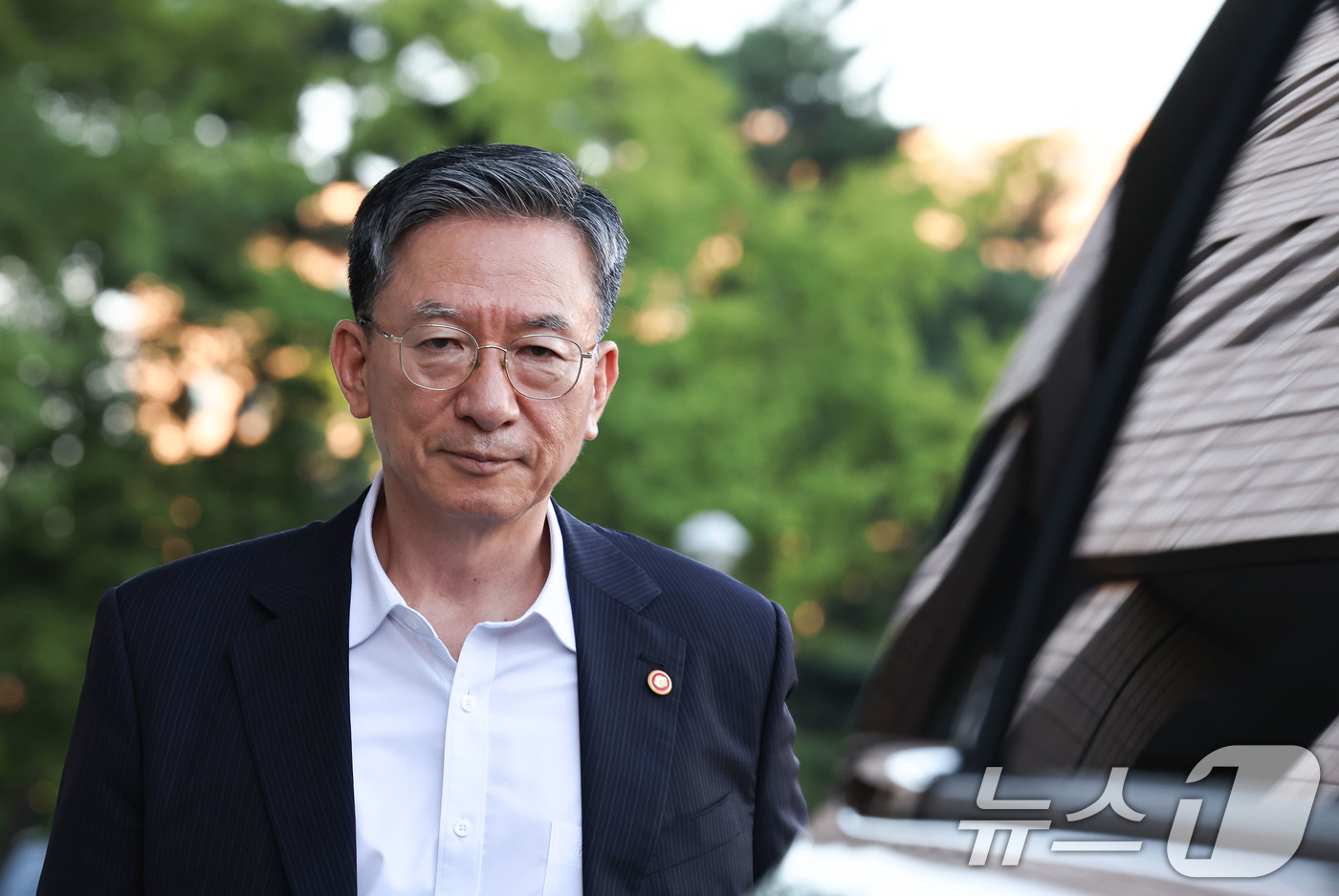 (과천=뉴스1) 이종수 기자 = 정성호 법무부 장관이 24일 경기 과천시 정부과천청사 법무부를 나서고 있다. 정 장관은 이날 이재명 대통령이 사의를 수리하면서 취임 약 1년 1개월 …