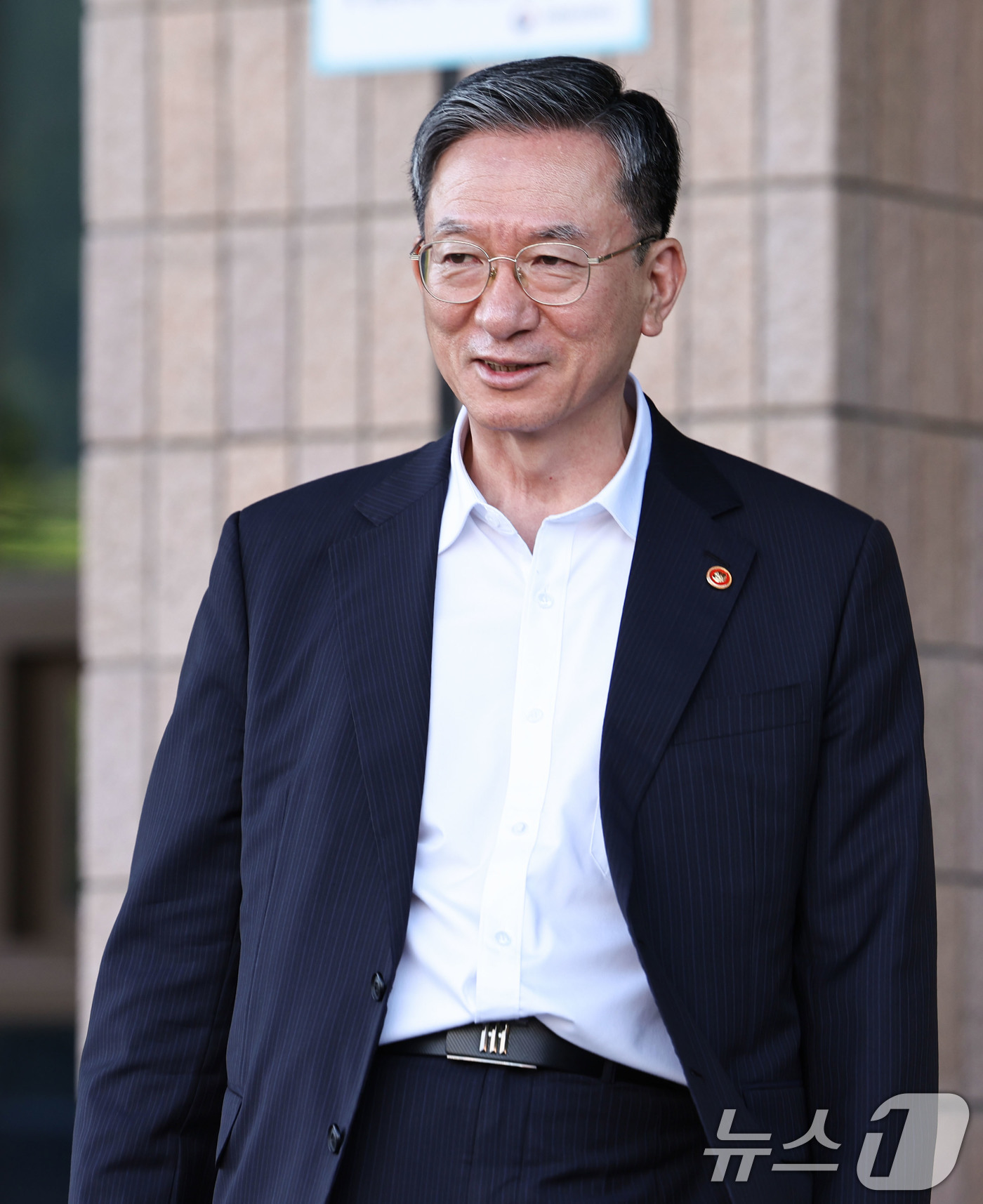 (과천=뉴스1) 이종수 기자 = 정성호 법무부 장관이 24일 경기 과천시 정부과천청사 법무부를 나서고 있다. 정 장관은 이날 이재명 대통령이 사의를 수리하면서 취임 약 1년 1개월 …