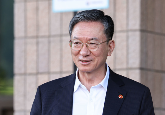법무부 청사 떠나는 정성호 장관