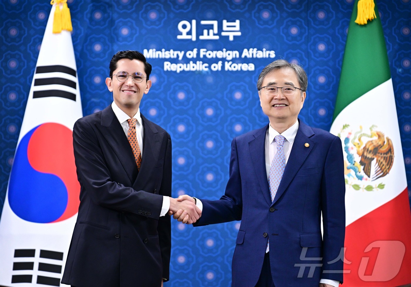 (서울=뉴스1) = 조현 외교부 장관과 로베르토 벨라스코 알바레스 멕시코 외교장관이 24일 서울 외교부 청사에서 만나 악수를 하고 있다. (외교부 제공. 재판매 및 DB 금지) 2 …