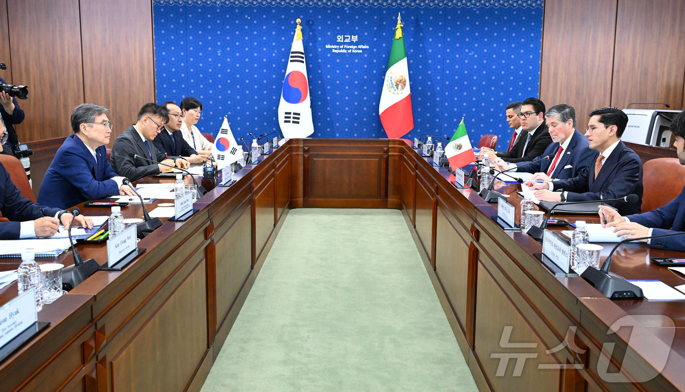 (서울=뉴스1) = 조현 외교부 장관과 로베르토 벨라스코 알바레스 멕시코 외교장관이 24일 서울 외교부 청사에서 회담을 하고 있다. (외교부 제공. 재판매 및 DB 금지) 2026 …