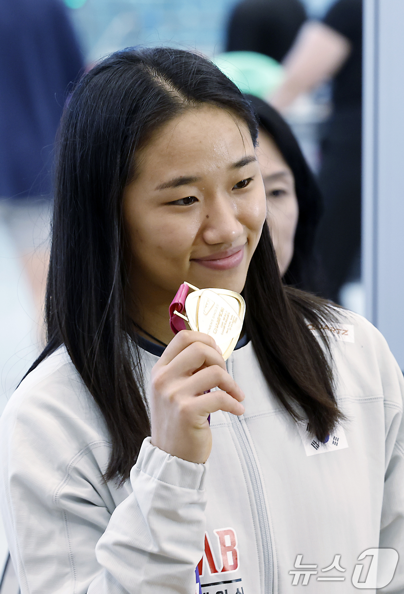 (인천공항=뉴스1) 박정호 기자 = 2026 세계배드민턴연맹(BWF) 세계선수권대회 여자 단식을 제패한 안세영이 25일 오전 인천국제공항을 통해 귀국해 메달을 들어 보이고 있다.세 …