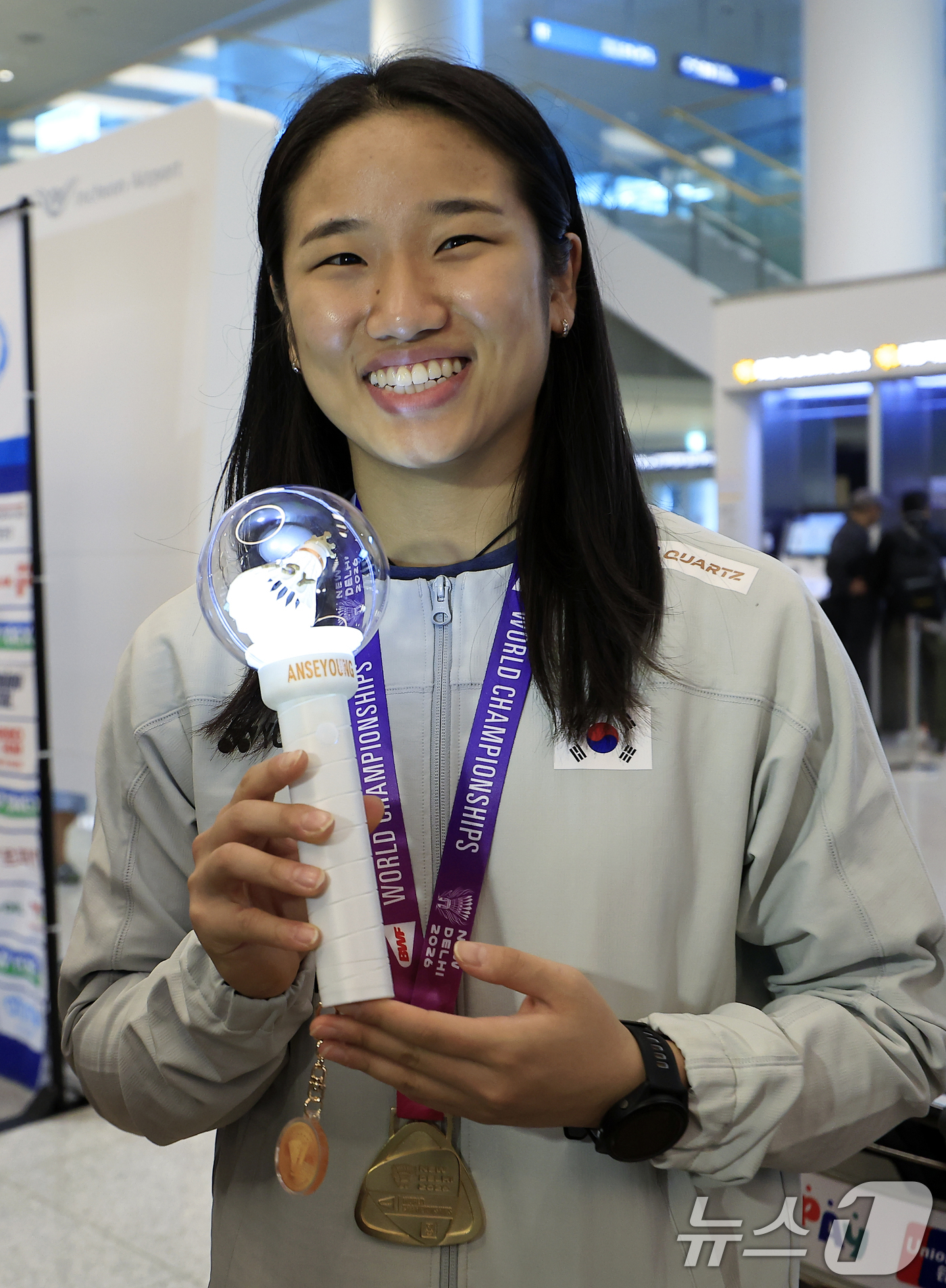 (인천공항=뉴스1) 박정호 기자 = 2026 세계배드민턴연맹(BWF) 세계선수권대회 여자 단식을 제패한 안세영이 25일 오전 인천국제공항을 통해 귀국, 팬카페 회원들이 제작해 선물 …