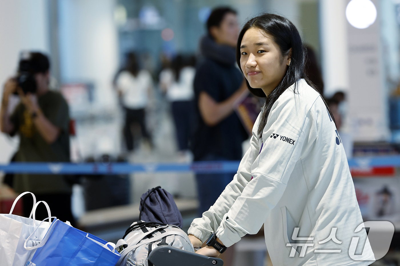 (인천공항=뉴스1) 박정호 기자 = 2026 세계배드민턴연맹(BWF) 세계선수권대회 여자 단식을 제패한 안세영이 25일 오전 인천국제공항을 통해 귀국하고 있다.세계랭킹 1위 안세영 …