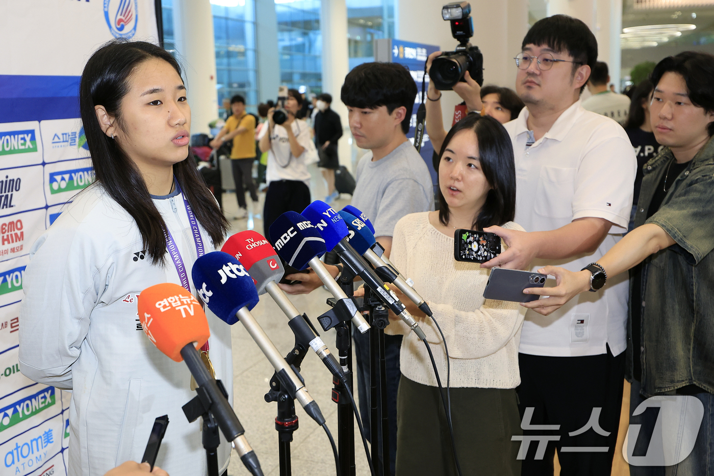(인천공항=뉴스1) 박정호 기자 = 2026 세계배드민턴연맹(BWF) 세계선수권대회 여자 단식을 제패한 안세영이 25일 오전 인천국제공항을 통해 귀국해 취재진과 인터뷰를 하고 있다 …