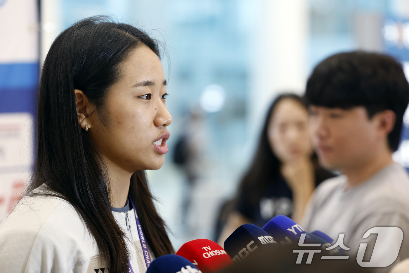 (인천공항=뉴스1) 박정호 기자 = 2026 세계배드민턴연맹(BWF) 세계선수권대회 여자 단식을 제패한 안세영이 25일 오전 인천국제공항을 통해 귀국해 취재진과 인터뷰를 하고 있다 …