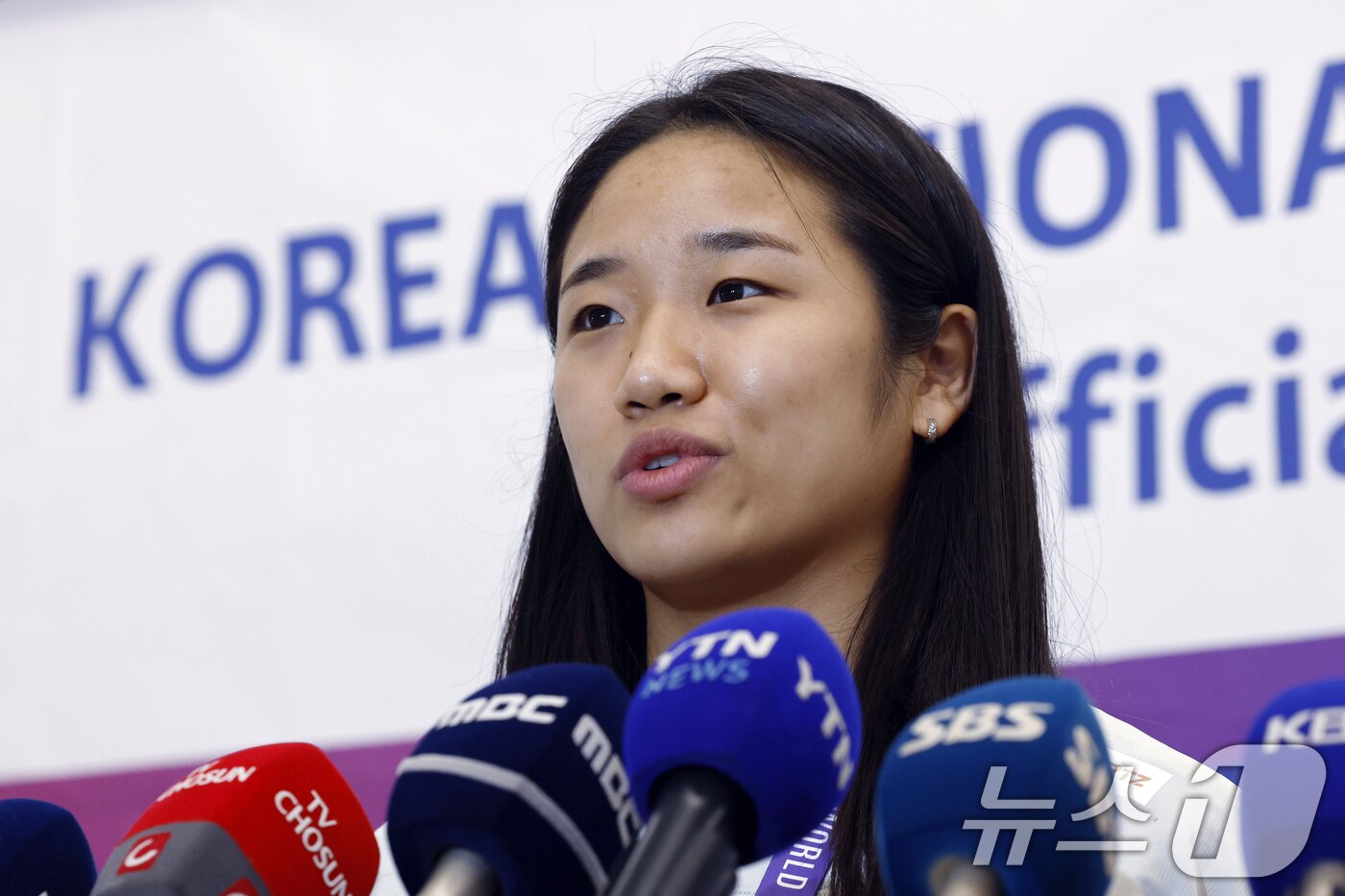 본문 이미지 - 2026 세계배드민턴연맹(BWF) 세계선수권대회 여자 단식을 제패한 안세영이 25일 오전 인천국제공항을 통해 귀국해 취재진과 인터뷰를 하고 있다. 세계랭킹 1위 안세영은 지난 23일(한국시간) 인도 뉴델리에서 열린 2026 세계배드민턴연맹(BWF) 세계선수권대회 여자단식 결승에서 야마구치 아카네(2위·일본)를 49분 만에 게임 스코어 2-0(21-17 21-14)으로 제압하며 지난 2023년 우승 이후 3년 만에 다시 세계선수권 정상에 올랐다. 2026.8.25 ⓒ 뉴스1 박정호 기자