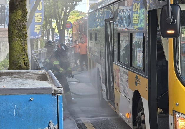 전남광주 서구 달리던 버스서 연기…승객 4명 대피