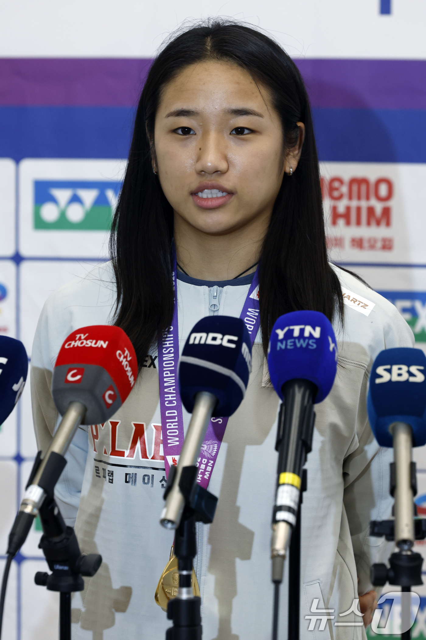 (인천공항=뉴스1) 박정호 기자 = 2026 세계배드민턴연맹(BWF) 세계선수권대회 여자 단식을 제패한 안세영이 25일 오전 인천국제공항을 통해 귀국해 취재진과 인터뷰를 하고 있다 …