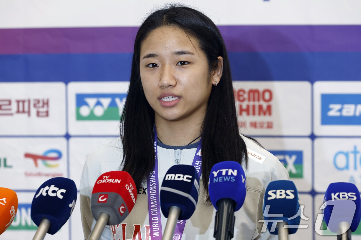 본문 이미지 - 2026 세계배드민턴연맹(BWF) 세계선수권대회 여자 단식을 제패한 안세영이 25일 오전 인천국제공항을 통해 귀국해 취재진과 인터뷰를 하고 있다. 2026.8.25 ⓒ 뉴스1 박정호 기자