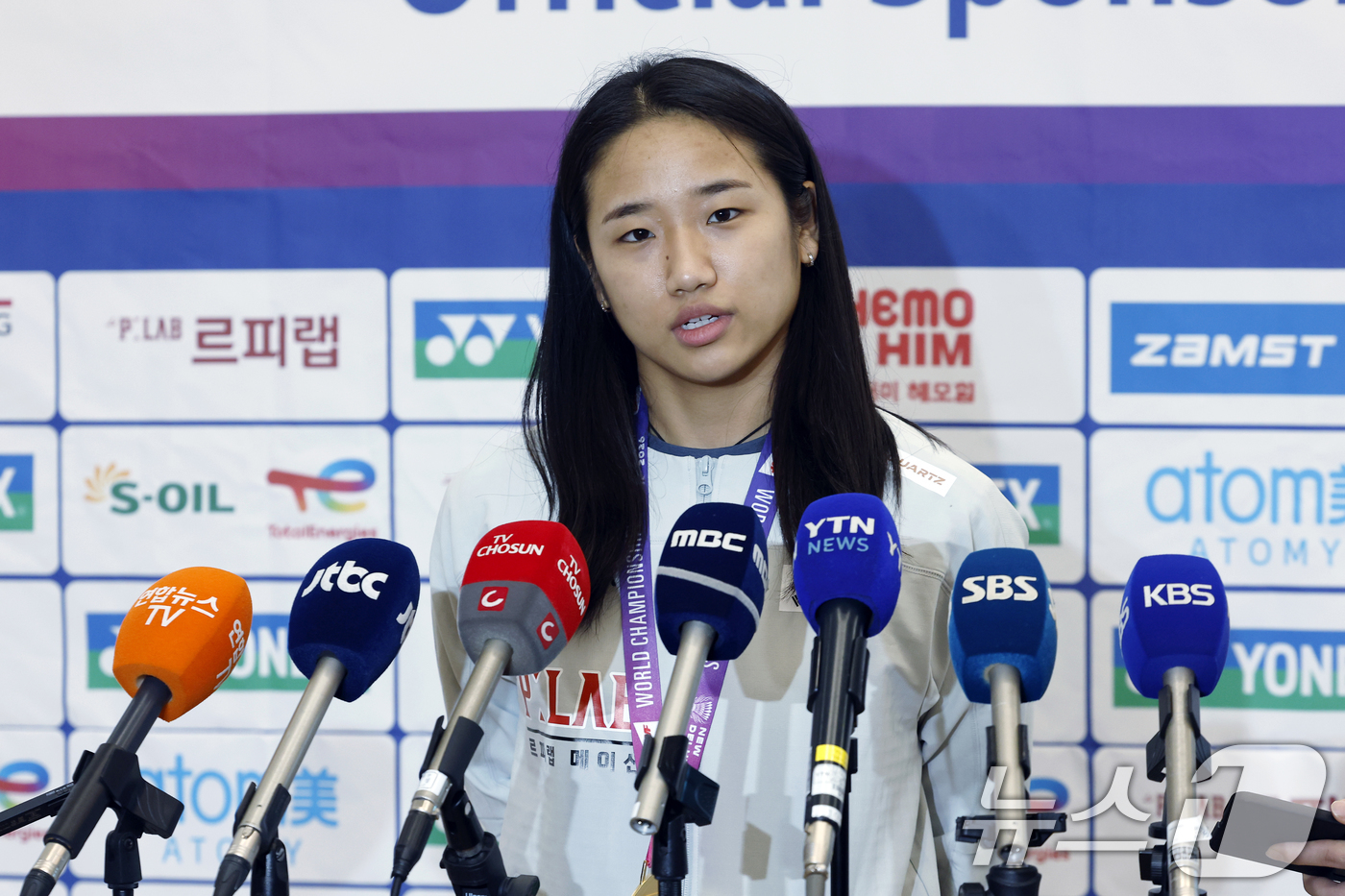 (인천공항=뉴스1) 박정호 기자 = 2026 세계배드민턴연맹(BWF) 세계선수권대회 여자 단식을 제패한 안세영이 25일 오전 인천국제공항을 통해 귀국해 취재진과 인터뷰를 하고 있다 …