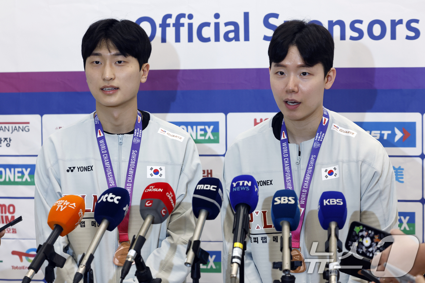 (인천공항=뉴스1) 박정호 기자 = 2026 세계배드민턴연맹(BWF) 세계선수권대회 남자 복식에서 값진 동메달을 따낸 김원호(왼쪽)와 서승재가 25일 오전 인천국제공항을 통해 귀국 …