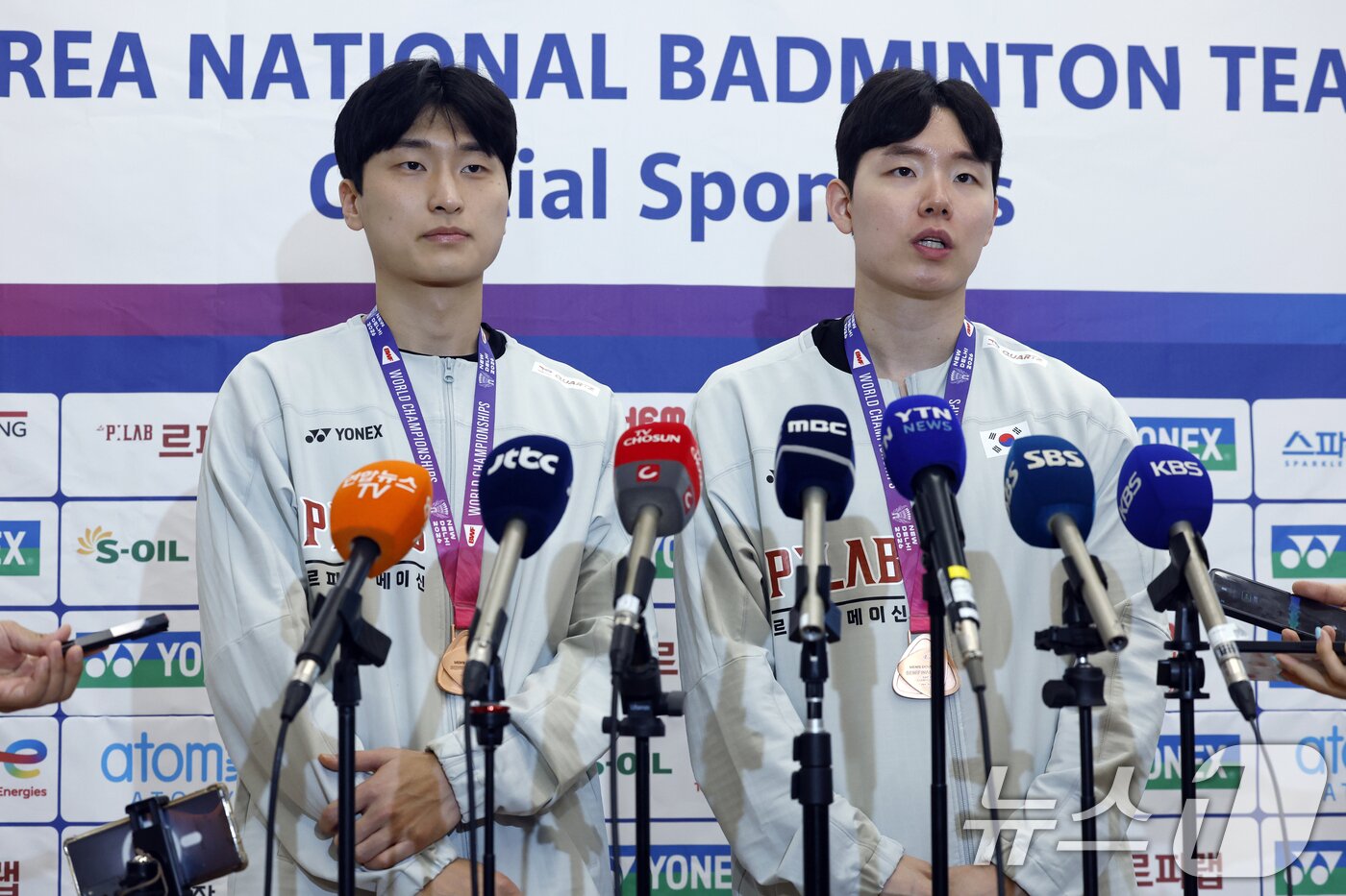 본문 이미지 - 2026 세계배드민턴연맹(BWF) 세계선수권대회 남자 복식에서 값진 동메달을 따낸 김원호(왼쪽)와 서승재가 25일 오전 인천국제공항을 통해 귀국해 취재진과 인터뷰를 하고 있다. 2026.8.25 ⓒ 뉴스1 박정호 기자
