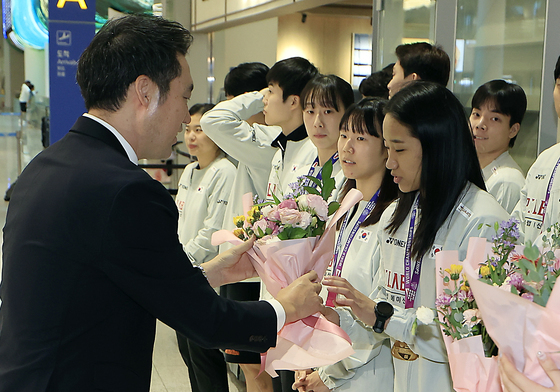 김동문 회장의 축하 꽃다발 받는 안세영