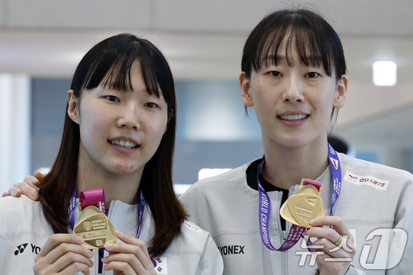 (인천공항=뉴스1) 박정호 기자 = 세계선수권대회 여자복식 우승을 차지한 이소희(오른쪽)와 백하나가 25일 오전 인천국제공항을 통해 귀국해 메달을 들어 보이고 있다.세계랭킹 3위 …
