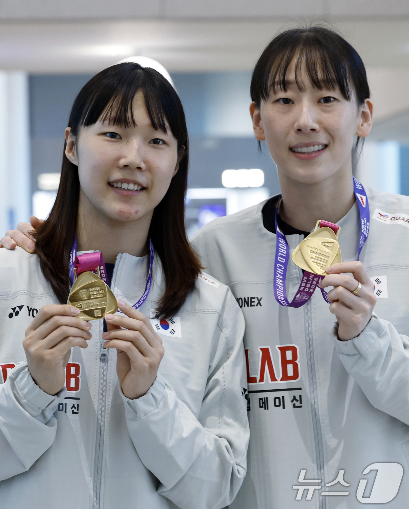 (인천공항=뉴스1) 박정호 기자 = 세계선수권대회 여자복식 우승을 차지한 이소희(오른쪽)와 백하나가 25일 오전 인천국제공항을 통해 귀국해 메달을 들어 보이고 있다.세계랭킹 3위 …
