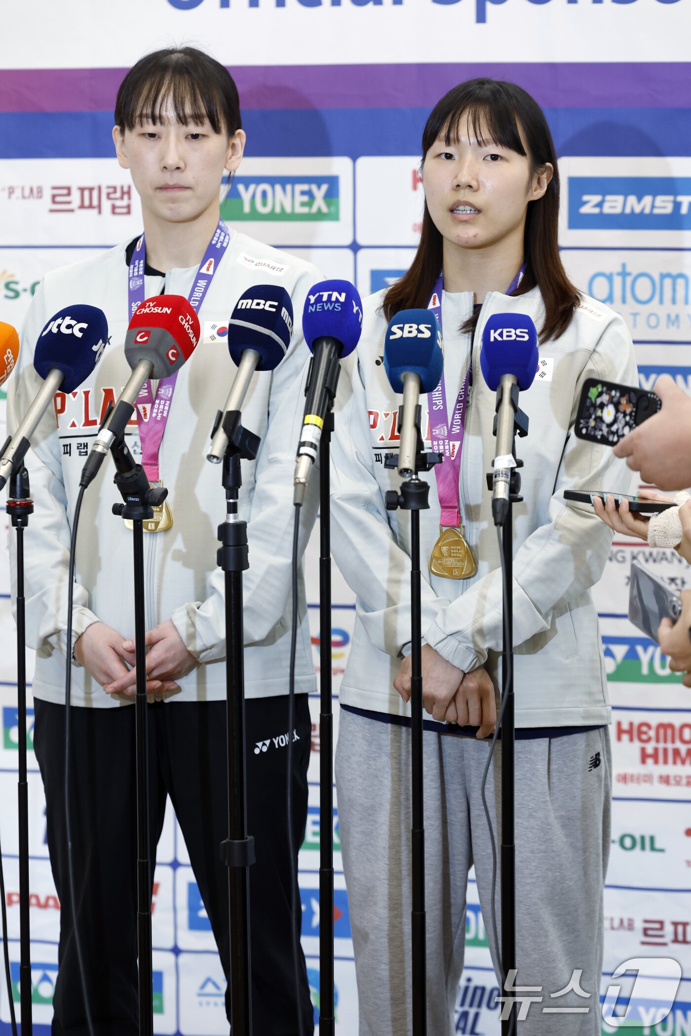 본문 이미지 - 세계선수권대회 여자복식 우승을 차지한 이소희(왼쪽)와 백하나가 25일 오전 인천국제공항을 통해 귀국해 취재진과 인터뷰를 하고 있다. 2026.8.25 ⓒ 뉴스1 박정호 기자