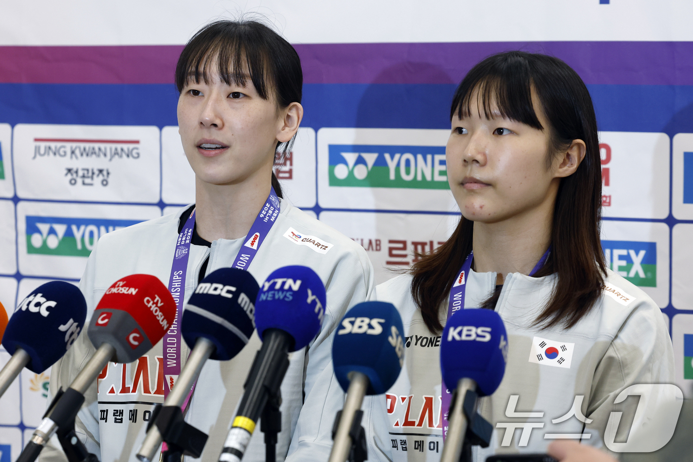 (인천공항=뉴스1) 박정호 기자 = 세계선수권대회 여자복식 우승을 차지한 이소희(왼쪽)와 백하나가 25일 오전 인천국제공항을 통해 귀국해 취재진과 인터뷰를 하고 있다.세계랭킹 3위 …