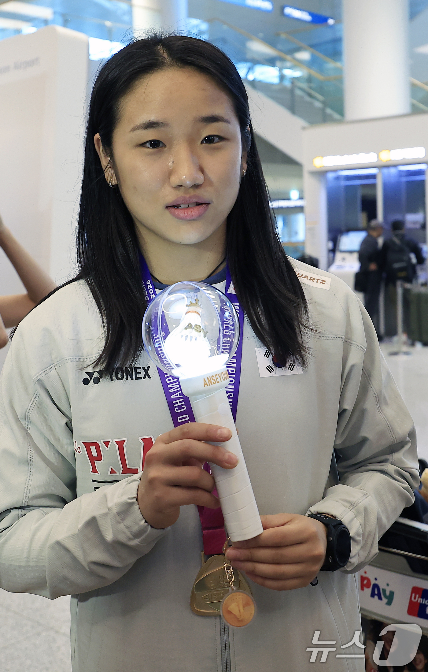 (인천공항=뉴스1) 박정호 기자 = 2026 세계배드민턴연맹(BWF) 세계선수권대회 여자 단식을 제패한 안세영이 25일 오전 인천국제공항을 통해 귀국, 팬카페 회원들이 제작해 선물 …