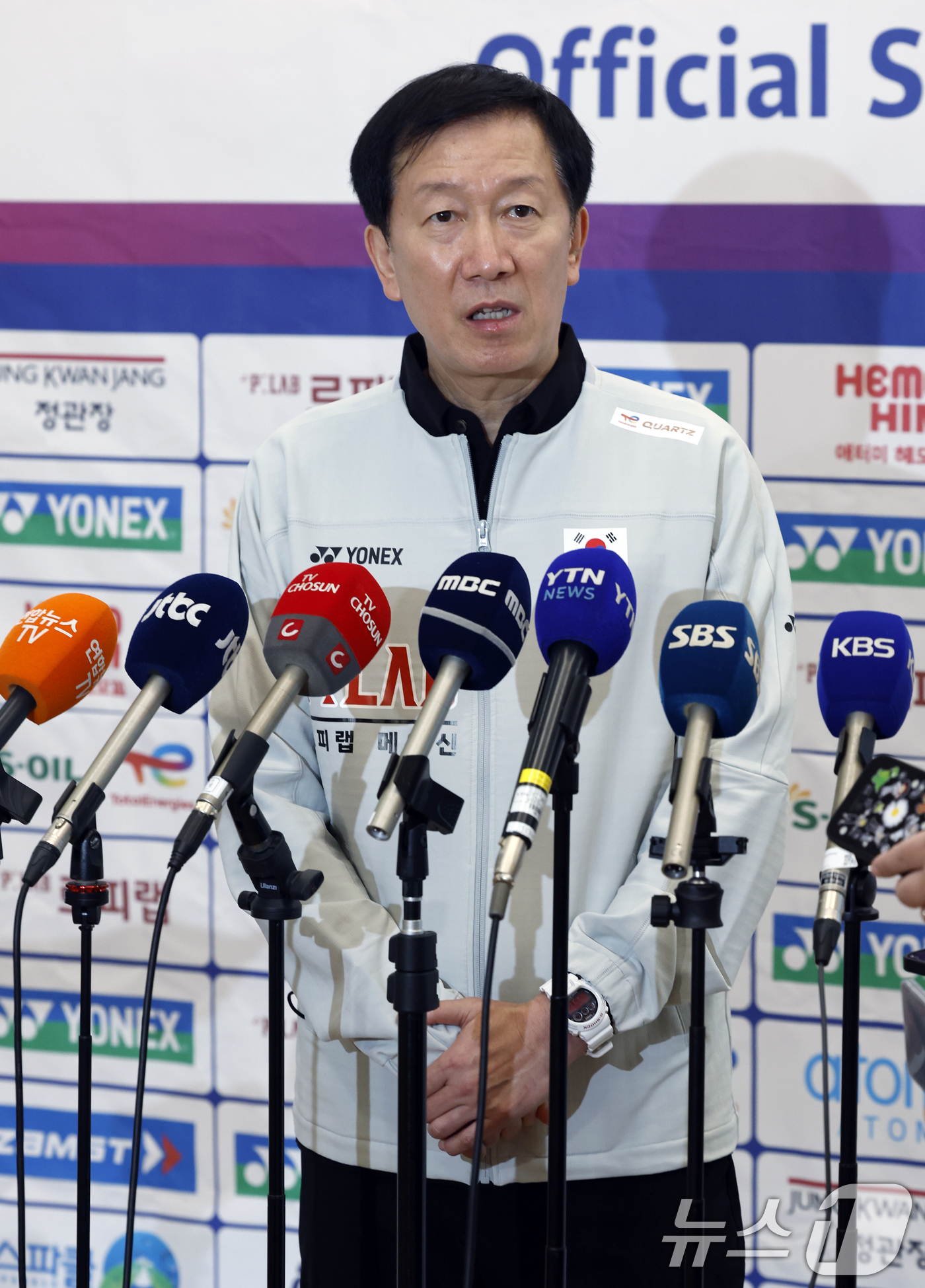 (인천공항=뉴스1) 박정호 기자 = 2026 세계배드민턴연맹(BWF) 세계선수권대회를 마치고 귀국한 박주봉 대한민국 배드민턴대표팀 감독이 25일 오전 인천국제공항을 통해 귀국해 취 …
