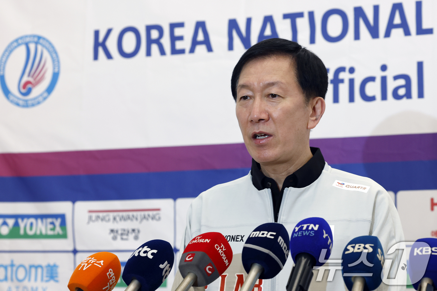(인천공항=뉴스1) 박정호 기자 = 2026 세계배드민턴연맹(BWF) 세계선수권대회를 마치고 귀국한 박주봉 대한민국 배드민턴대표팀 감독이 25일 오전 인천국제공항을 통해 귀국해 취 …