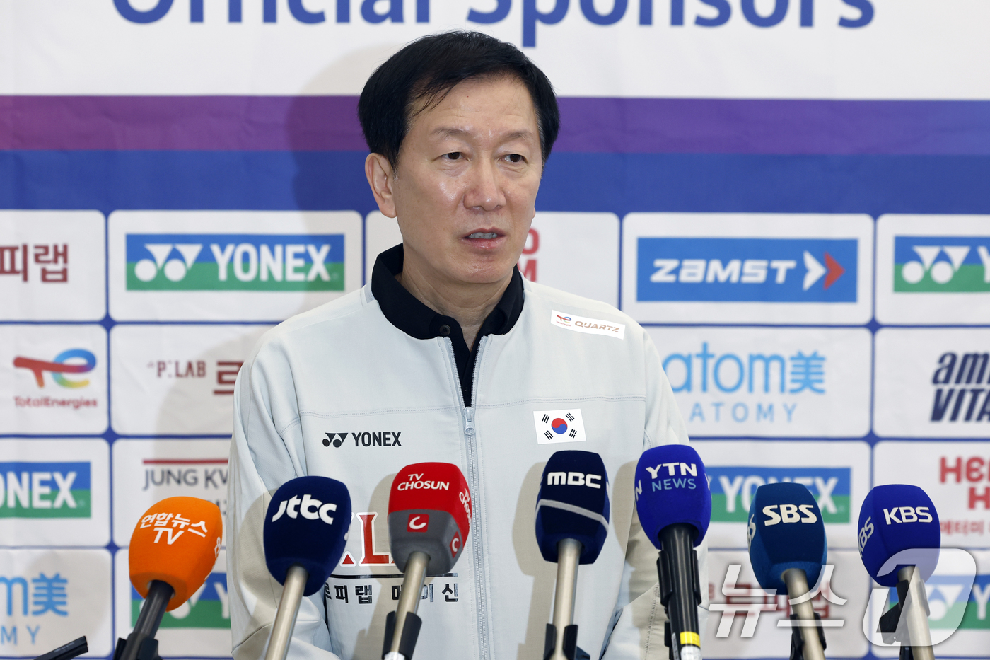 (인천공항=뉴스1) 박정호 기자 = 2026 세계배드민턴연맹(BWF) 세계선수권대회를 마치고 귀국한 박주봉 대한민국 배드민턴대표팀 감독이 25일 오전 인천국제공항을 통해 귀국해 취 …