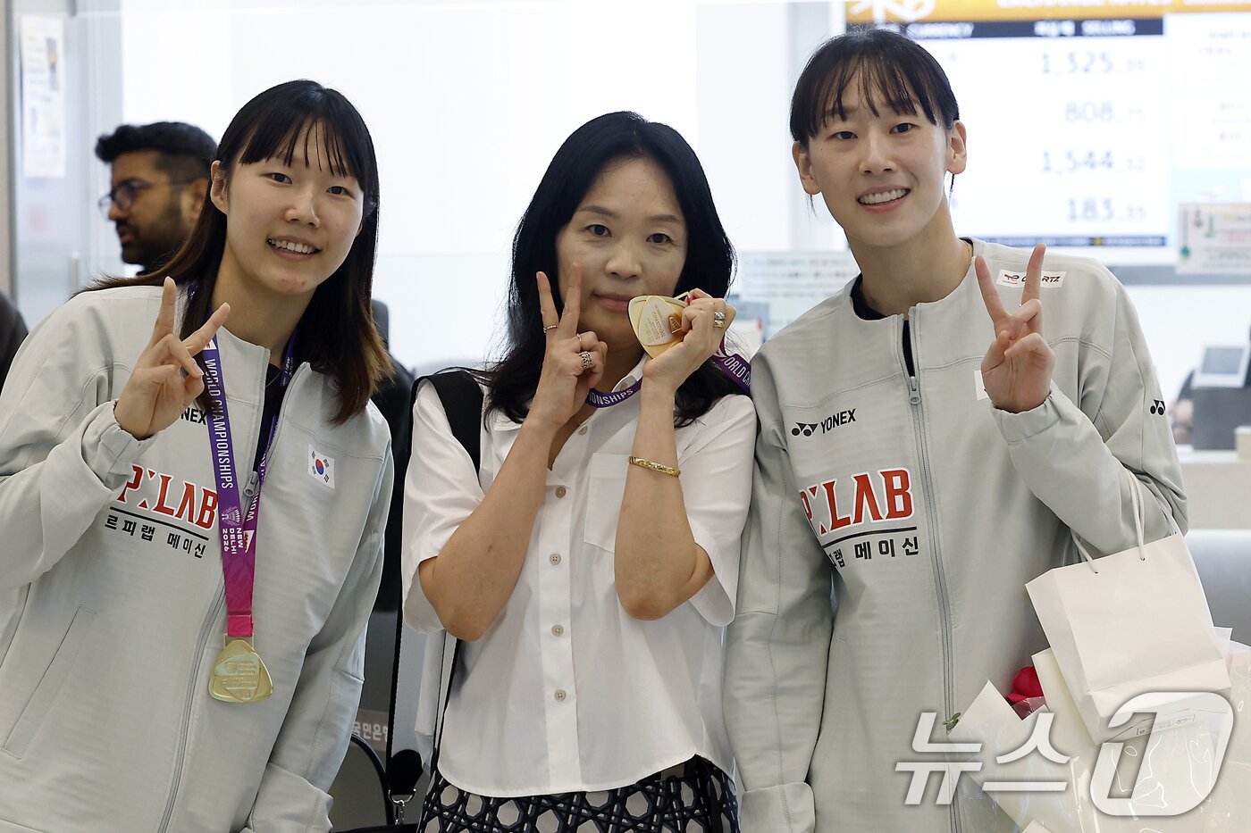 본문 이미지 - 세계선수권대회 여자복식 우승을 차지한 이소희(오른쪽)와 백하나가 25일 오전 인천국제공항을 통해 귀국해 팬과 기념 사진을 찍고 있다.  2026.8.25 ⓒ 뉴스1 박정호 기자