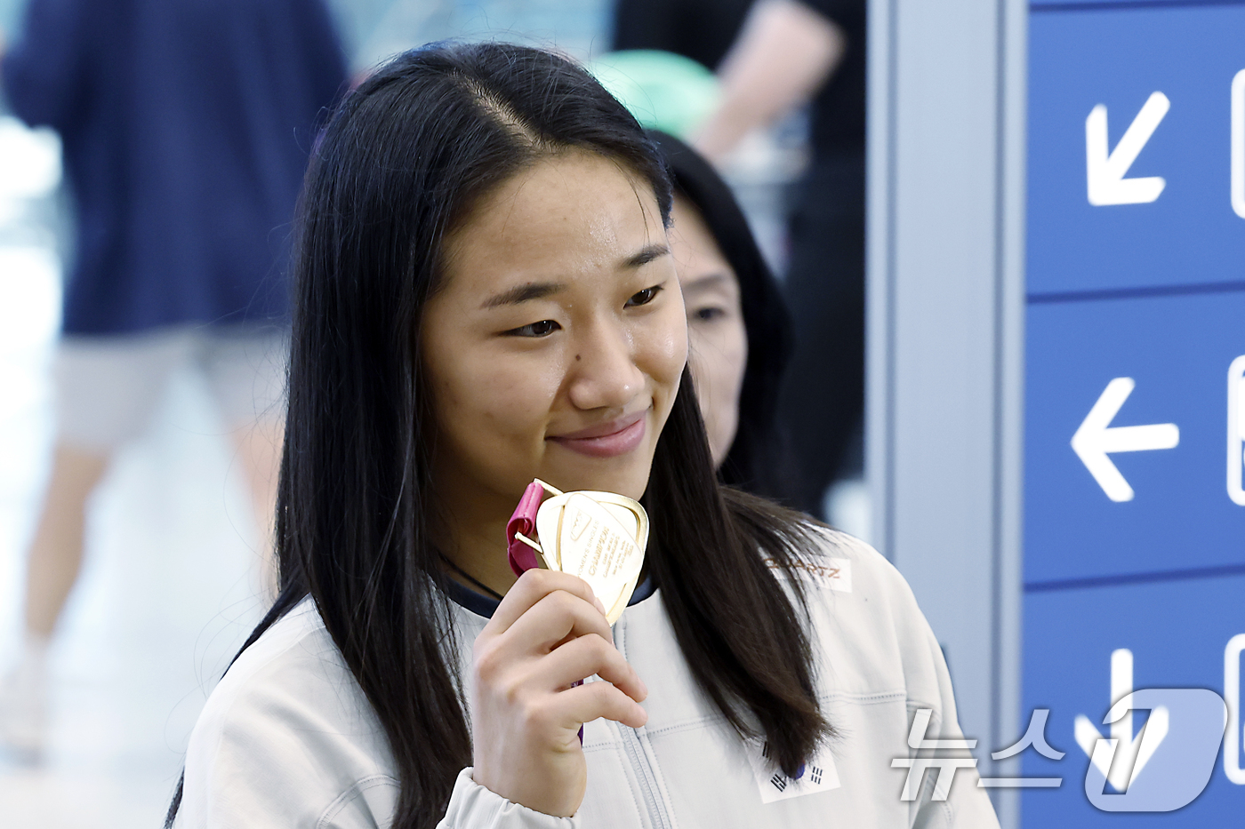 (인천공항=뉴스1) 박정호 기자 = 2026 세계배드민턴연맹(BWF) 세계선수권대회 여자 단식을 제패한 안세영이 25일 오전 인천국제공항을 통해 귀국해 우승 메달을 들어 보이고 있 …