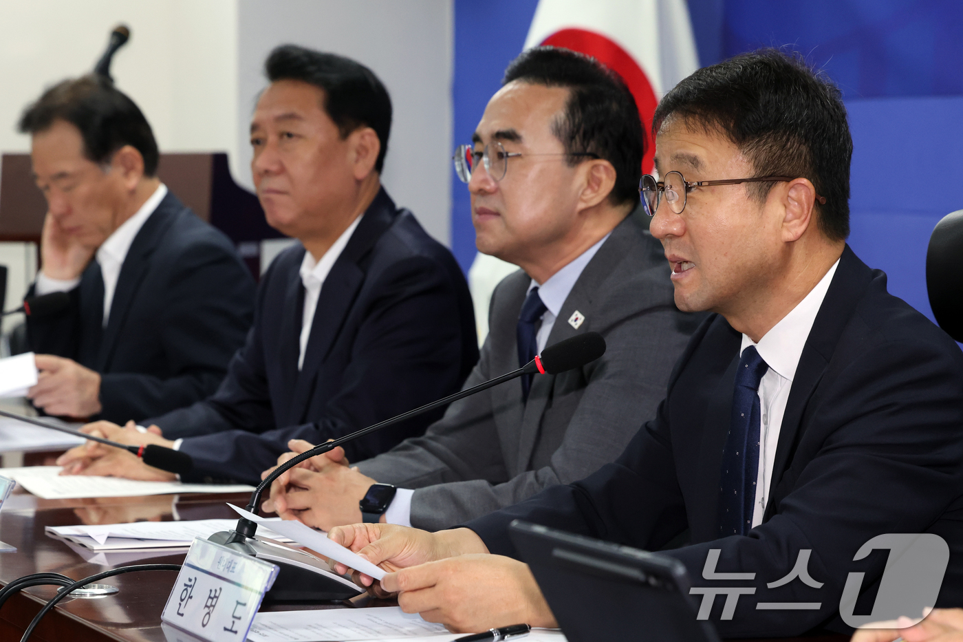 (서울=뉴스1) 황기선 기자 = 한병도 더불어민주당 원내대표가 25일 오전 서울 여의도 국회 의원회관에서 열린 '2027년 예산안 당정협의'에서 인사말을 하고 있다. 2026.8. …
