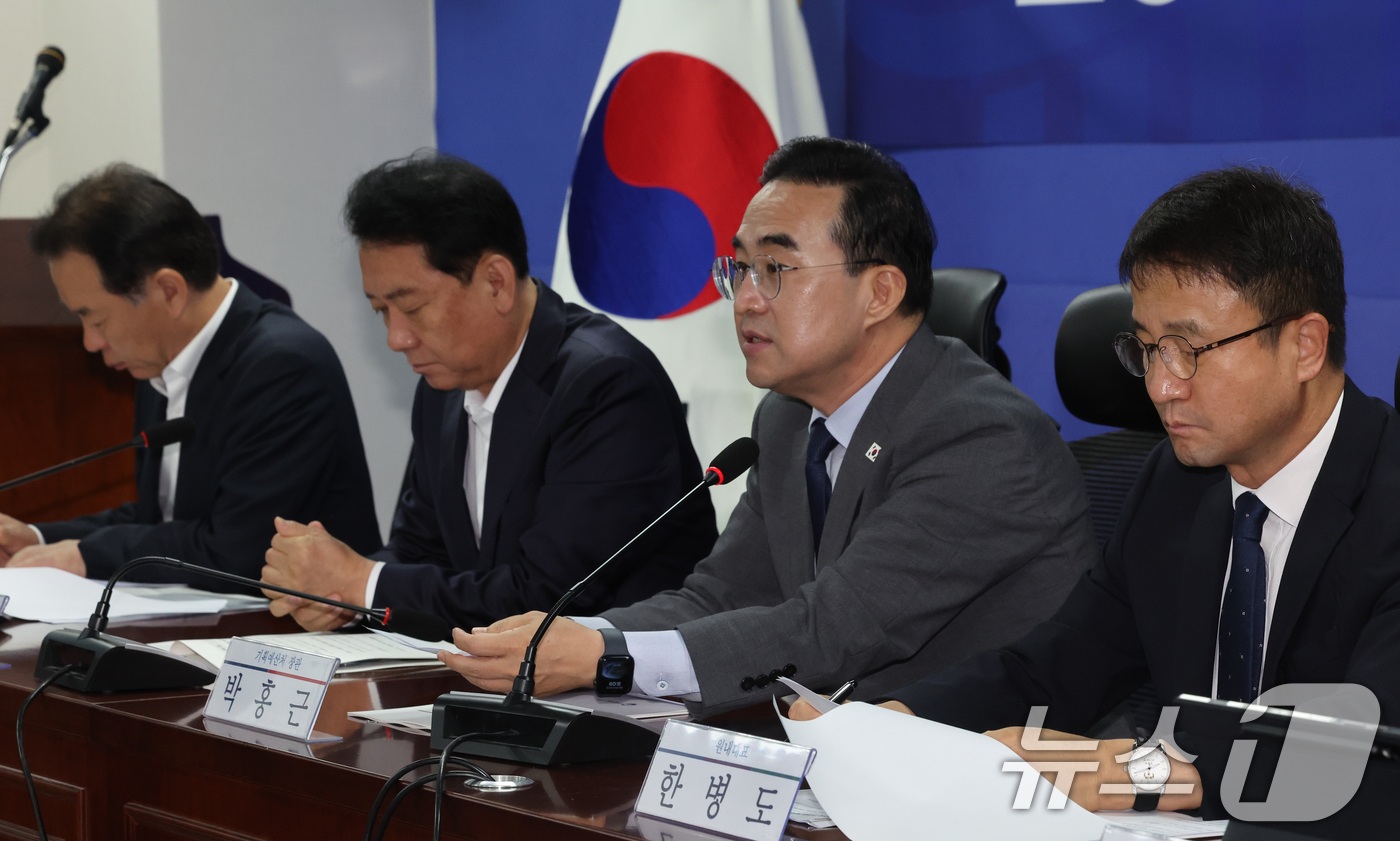 (서울=뉴스1) 황기선 기자 = 박홍근 기획예산처 장관이 25일 오전 서울 여의도 국회 의원회관에서 열린 '더불어민주당 2027년 예산안 당정협의'에서 인사말을 하고 있다. 202 …