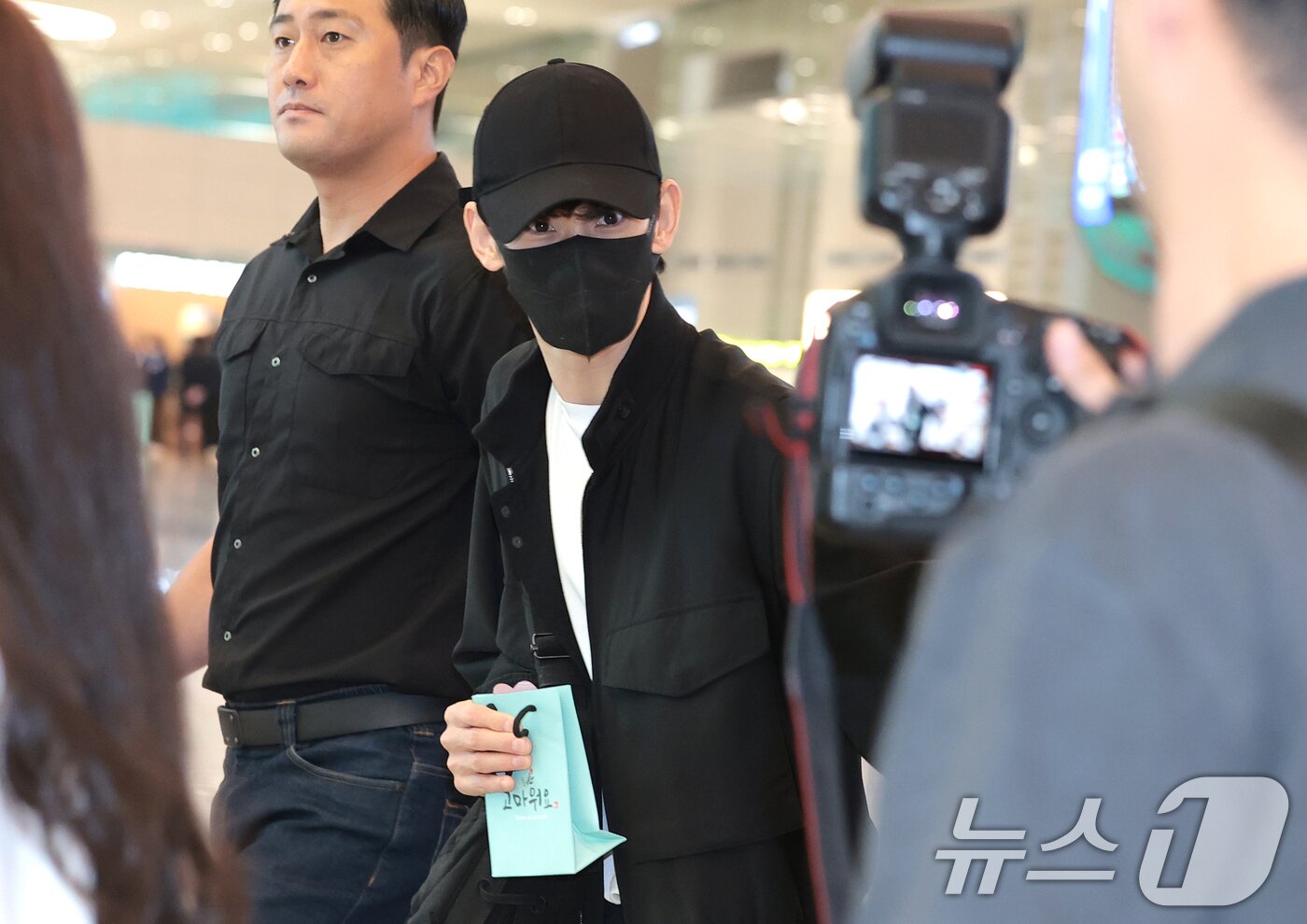 김수현, 마스크로 얼굴 가렸지만…팬들 향한 다정한 손 인사