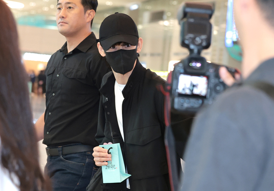 김수현, 마스크로 얼굴 가렸지만…팬들 향한 다정한 손 인사