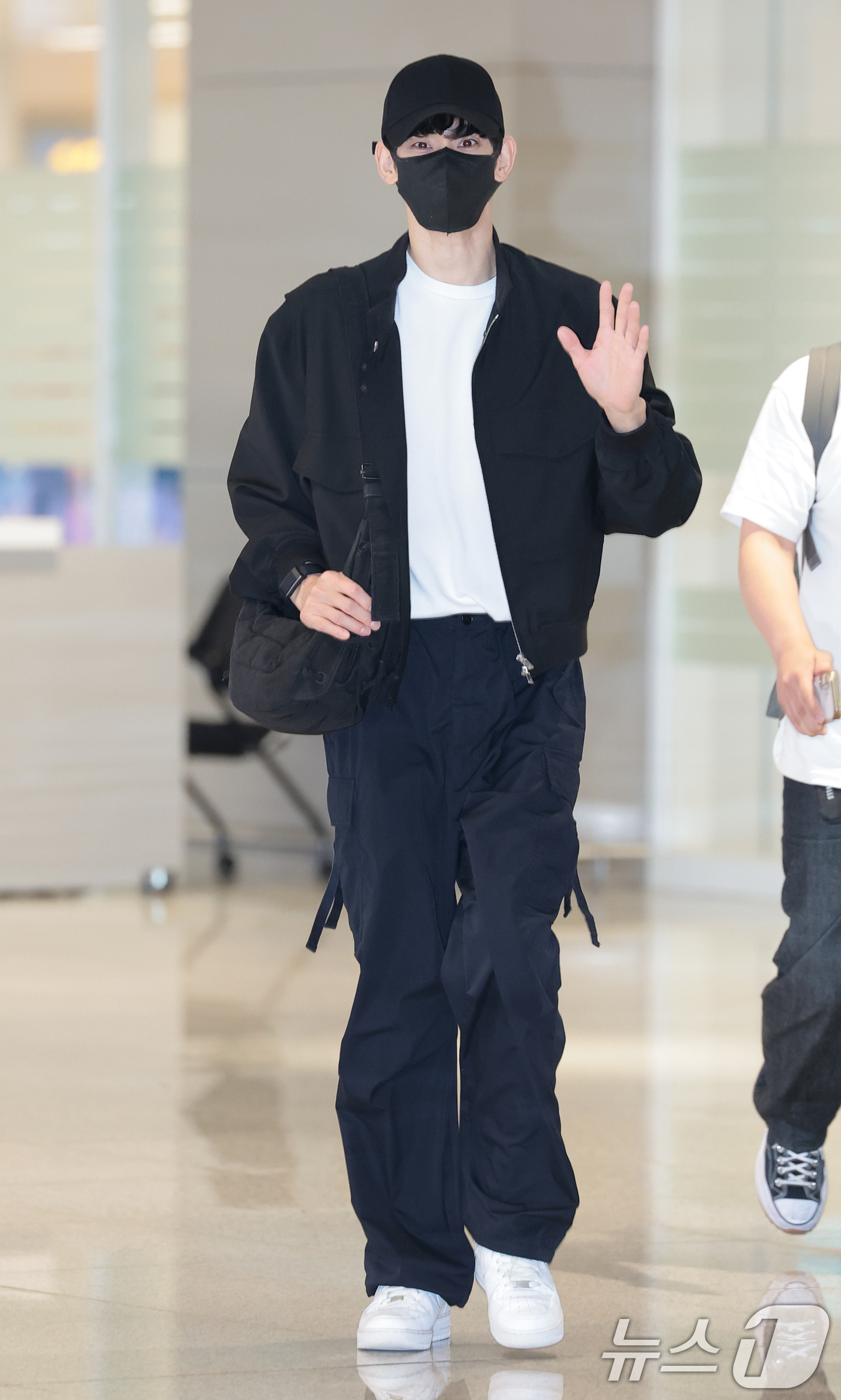 (인천공항=뉴스1) 권현진 기자 = 배우 김수현이 인도네시아 자카르타에서 열린 현지 민영방송사 RCTI의 개국 37주년 특집 생방송 ‘마하카르야 RCTI 37’(Mahakarya …