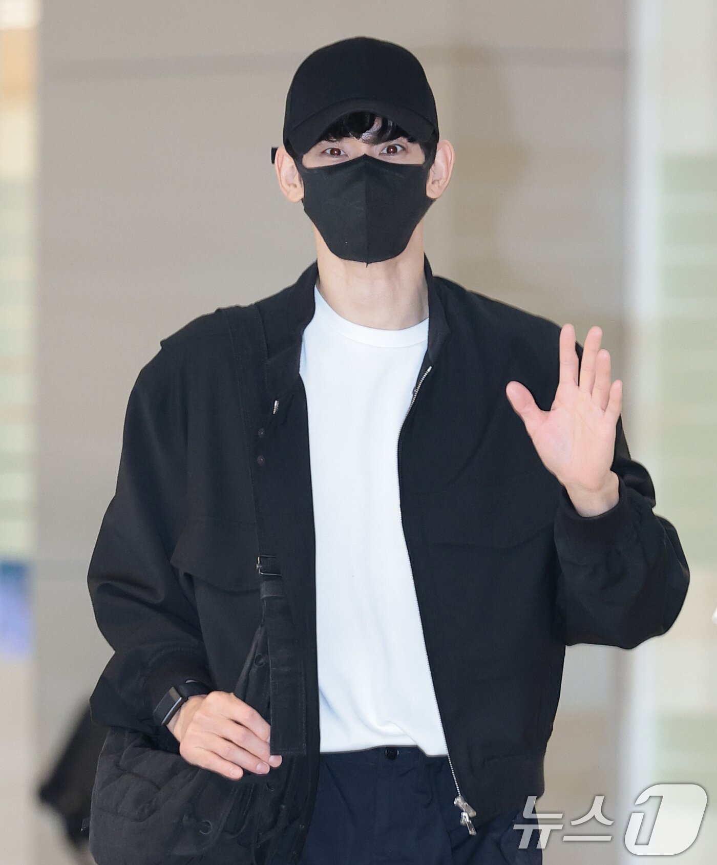 본문 이미지 - 배우 김수현이 인도네시아 자카르타에서 열린 현지 민영방송사 RCTI의 개국 37주년 특집 생방송 ‘마하카르야 RCTI 37’(Mahakarya RCTI 37) 일정을 마치고 25일 오전 인천국제공항을 통해 귀국하며 인사를 하고 있다. 뉴스1 권현진 기자