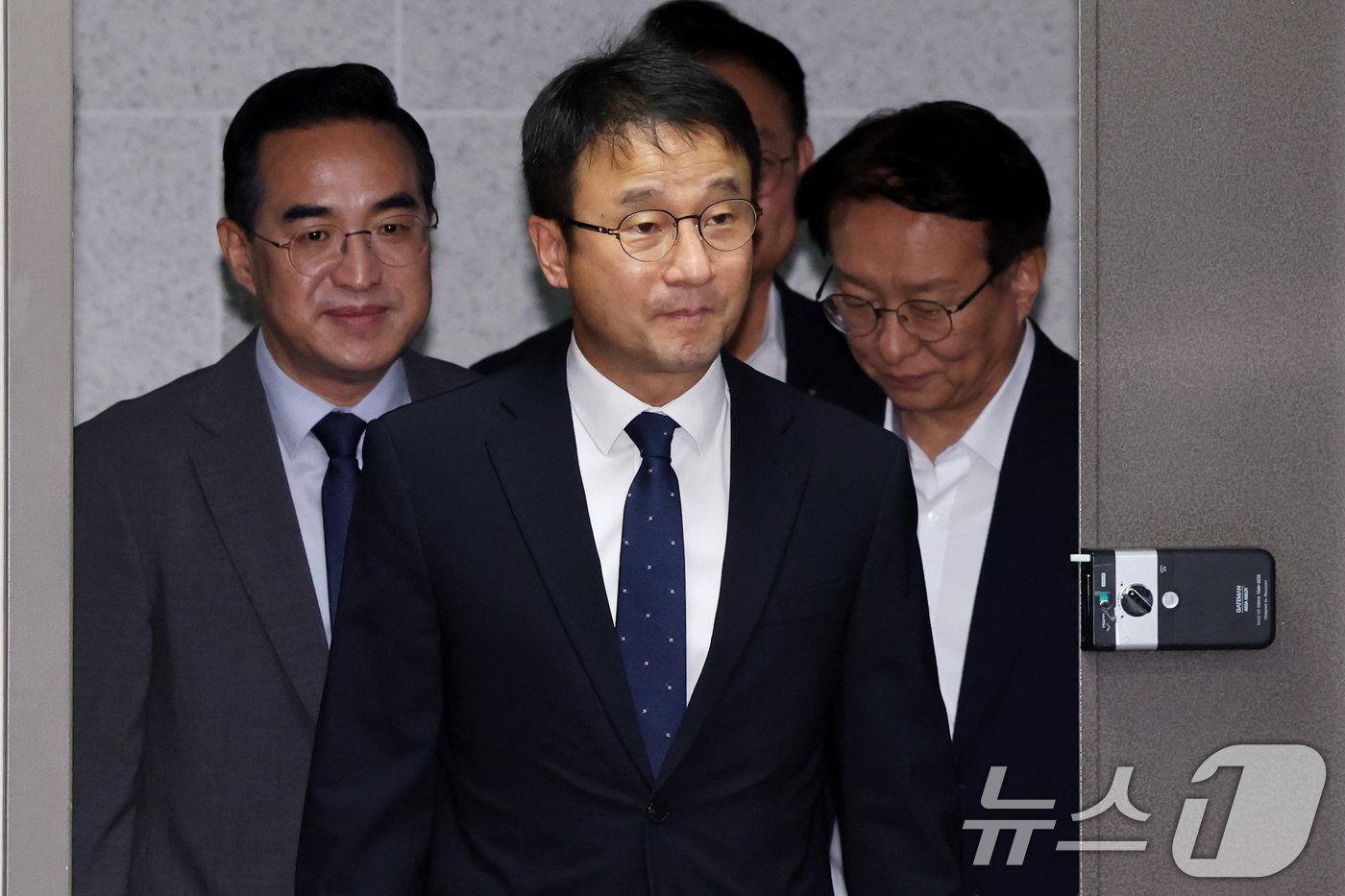 (서울=뉴스1) 황기선 기자 = 한병도 더불어민주당 원내대표와 박홍근 기획예산처 장관이 25일 오전 서울 여의도 국회 의원회관에서 열린 '2027년 예산안 당정협의'에 참석하고 있 …
