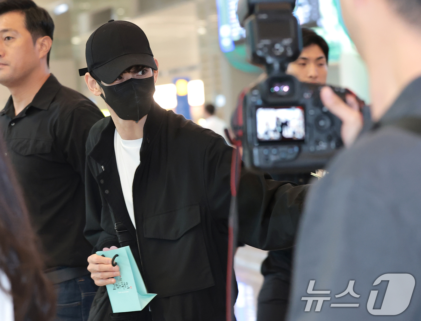 (인천공항=뉴스1) 권현진 기자 = 배우 김수현이 인도네시아 자카르타에서 열린 현지 민영방송사 RCTI의 개국 37주년 특집 생방송 ‘마하카르야 RCTI 37’(Mahakarya …