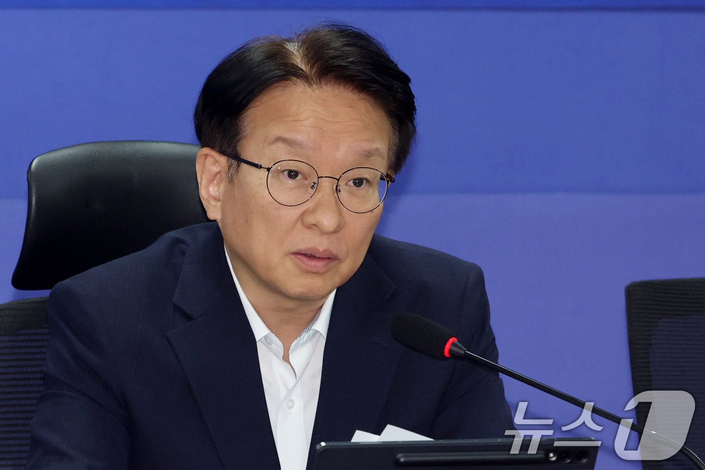 (서울=뉴스1) 황기선 기자 = 권칠승 더불어민주당 정책위의장이 25일 오전 서울 여의도 국회 의원회관에서 열린 '2027년 예산안 당정협의'에서 인사말을 하고 있다.  2026. …