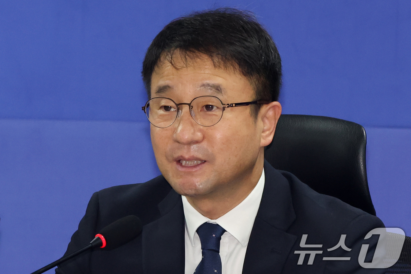 (서울=뉴스1) 황기선 기자 = 한병도 더불어민주당 원내대표가 25일 오전 서울 여의도 국회 의원회관에서 열린 '2027년 예산안 당정협의'에서 인사말을 하고 있다.  2026.8 …