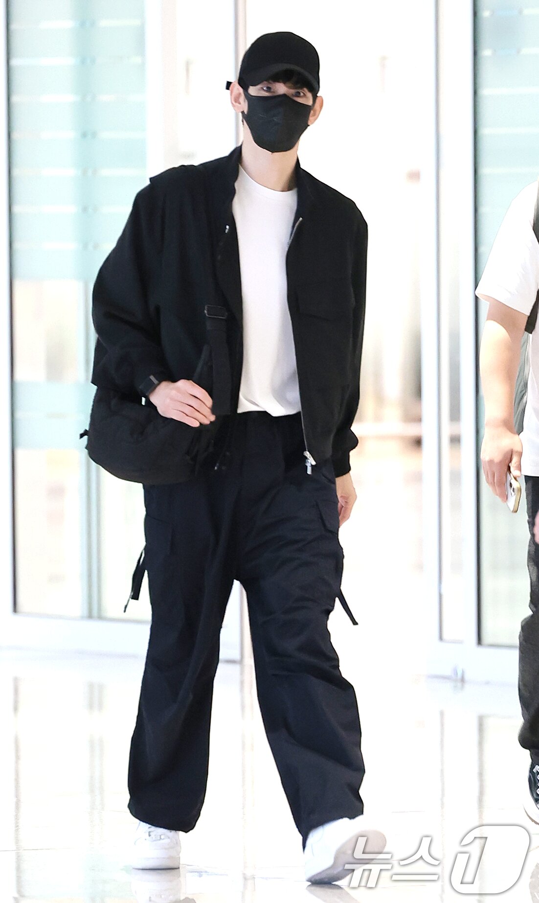 본문 이미지 - 배우 김수현이 인도네시아 자카르타에서 열린 현지 민영방송사 RCTI의 개국 37주년 특집 생방송 ‘마하카르야 RCTI 37’(Mahakarya RCTI 37) 일정을 마치고 25일 오전 인천국제공항을 통해 귀국하고 있다.  ⓒ 뉴스1 권현진 기자