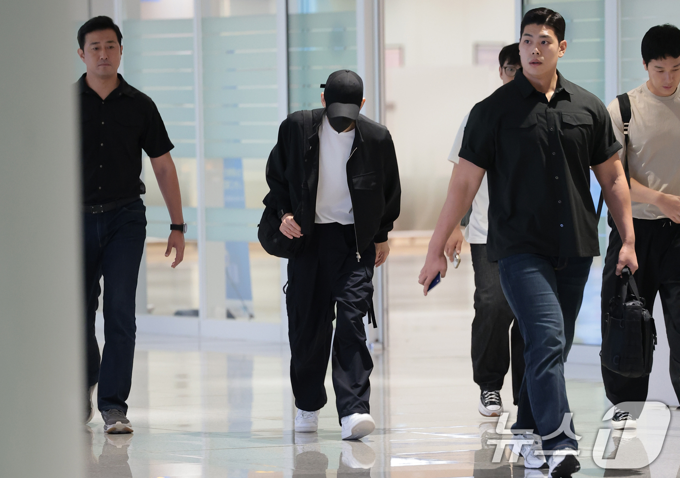 (인천공항=뉴스1) 권현진 기자 = 배우 김수현이 인도네시아 자카르타에서 열린 현지 민영방송사 RCTI의 개국 37주년 특집 생방송 ‘마하카르야 RCTI 37’(Mahakarya …
