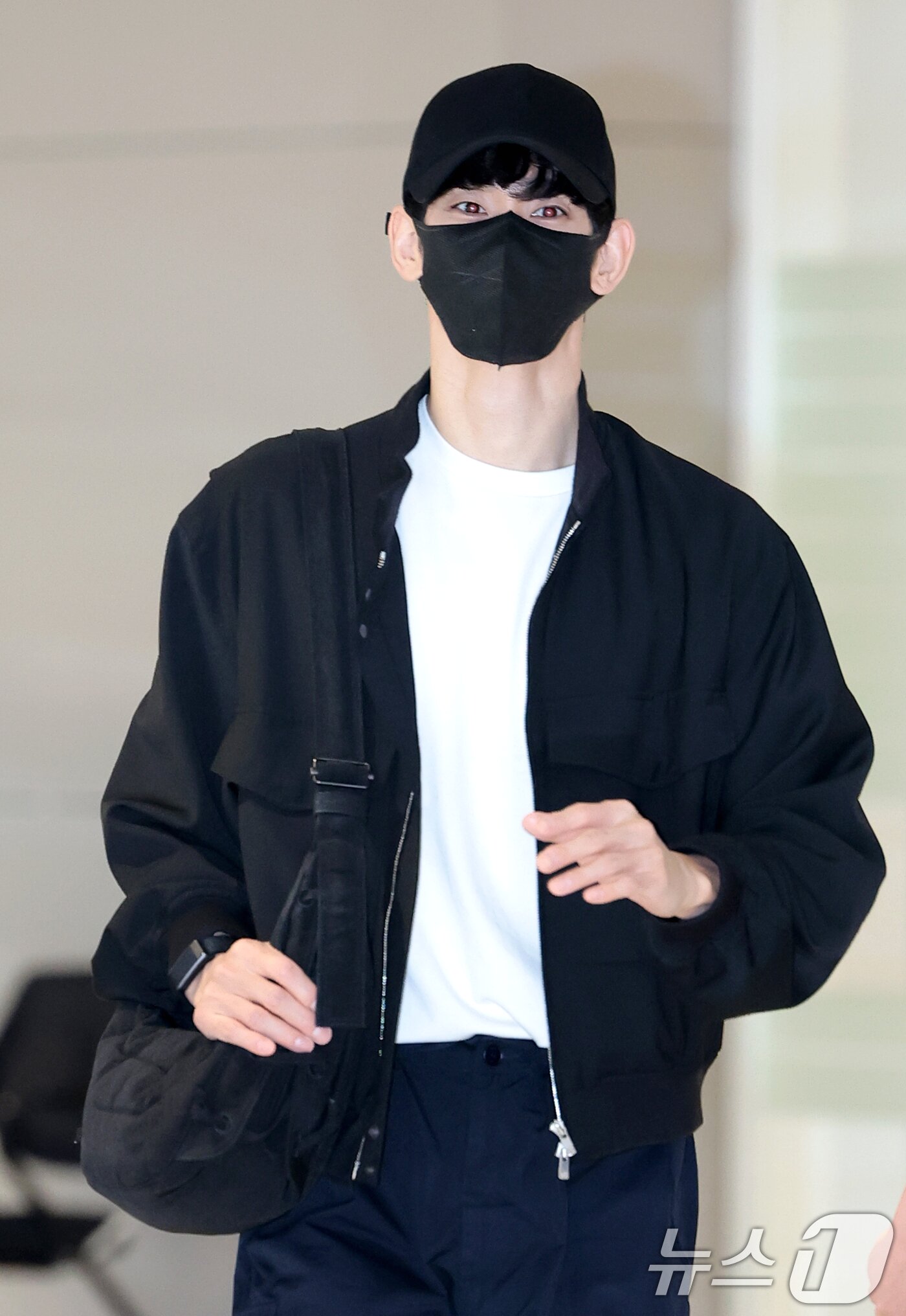 본문 이미지 - 배우 김수현이 인도네시아 자카르타에서 열린 현지 민영방송사 RCTI의 개국 37주년 특집 생방송 ‘마하카르야 RCTI 37’(Mahakarya RCTI 37) 일정을 마치고 25일 오전 인천국제공항을 통해 귀국하고 있다. ⓒ 뉴스1 권현진 기자