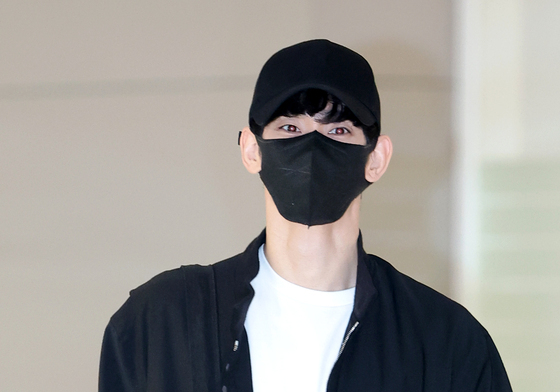 김수현, 블랙 모자+마스크…남다른 아우라