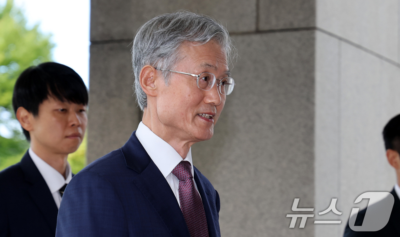 (서울=뉴스1) 박지혜 기자 = 조희대 대법원장이 25일 서울 서초구 대법원으로 출근하고 있다. 2026.8.25/뉴스1