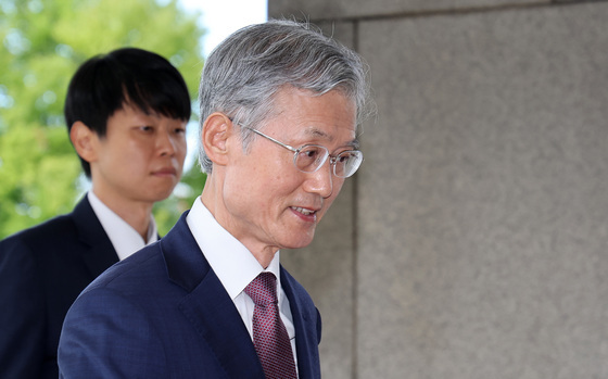 쏟아지는 질문 뒤로하고 출근하는 조희대