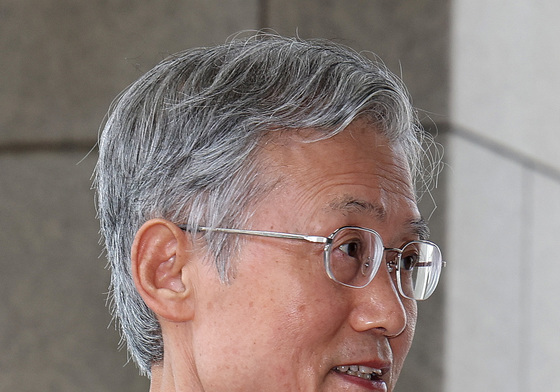 출근하는 조희대 대법원장