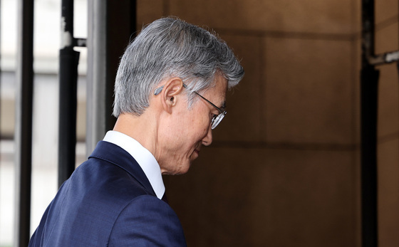 취재진 질문 뒤로한 채 출근하는 조희대 대법원장