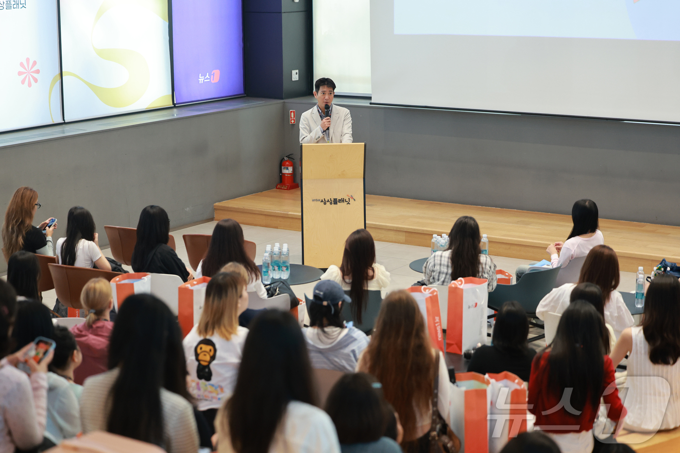 (서울=뉴스1) 이호윤 기자 = 이주현 뉴스1 산업2부 부장이 25일 서울 성동구 KT&G 상상플래닛에서 열린 2026 뉴스1 ‘K-브랜드’ 글로벌 캠프 개회식에서 일정소개를 하고 …