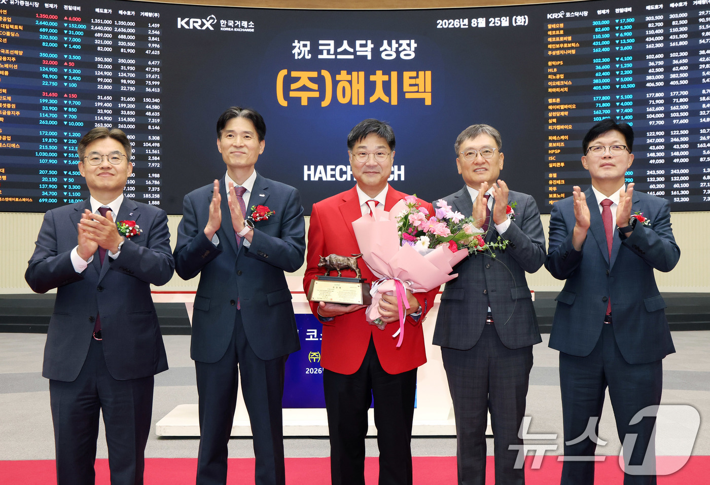 (서울=뉴스1) = 25일 오전 서울 영등포구 한국거래소에서 열린 해치텍 코스닥시장 상장기념식에서 상장기념패 전달 후 박종식 한국IR협의회 부회장(왼쪽부터), 민경욱 한국거래소 코 …