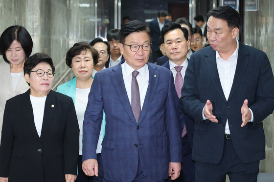 회의 참석하는 정점식 원내대표